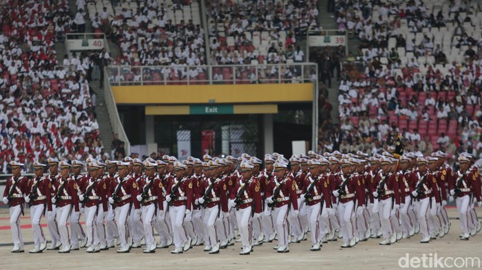 Peringatan Hari Bhayangkara ke-77 digelar meriah di Stadion GBK, Jakarta. HUT ini diramaiakan dengan pertunjukan budaya hingga konser musik.