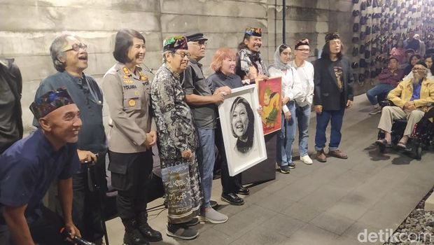 Momen pembukaan pameran perupa Nasirun di OHD Museum, Sabtu (1/7/2023). Seniman dan budayawan turut hadir mulai dari Bute Kertaredjasa, Gus Mus, hingga Inayah Wahid.