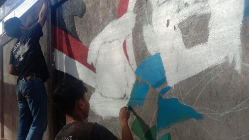 Mural karya 14 tim peserta lomba peringatan Bulan Bung Karno mempercantik dinding kawasan eks pasar loak di Jalan Gunung Agung, Denpasar.