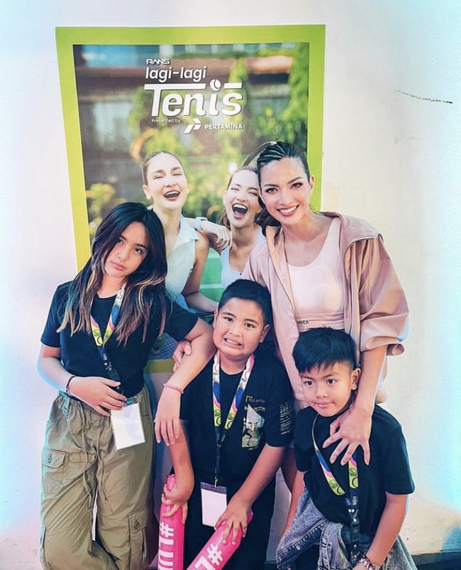 Setelah sempat terjerat kasus narkoba, Nia Ramadhani mengingatkan bahwa masa lalu hanyalah sebuah cerita, jika pernah gagal jangan terlalu lama menyesali dan bangkit. “Mikha, Naka, Gika… Mama MENANG!! Semoga saat-saat seperti ini bisa terus terjadi ya! Dimana mama bisa bikin kalian sampai teriak ‘WE’RE PROUD OF YOU MAMA’” tulis Nia di Instagram. Foto: Dok. Instagram Nia Ramadhani