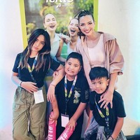 Setelah sempat terjerat kasus narkoba, Nia Ramadhani mengingatkan bahwa masa lalu hanyalah sebuah cerita, jika pernah gagal jangan terlalu lama menyesali dan bangkit. “Mikha, Naka, Gika… Mama MENANG!! Semoga saat-saat seperti ini bisa terus terjadi ya! Dimana mama bisa bikin kalian sampai teriak ‘WE’RE PROUD OF YOU MAMA’” tulis Nia di Instagram. Foto: Dok. Instagram Nia Ramadhani