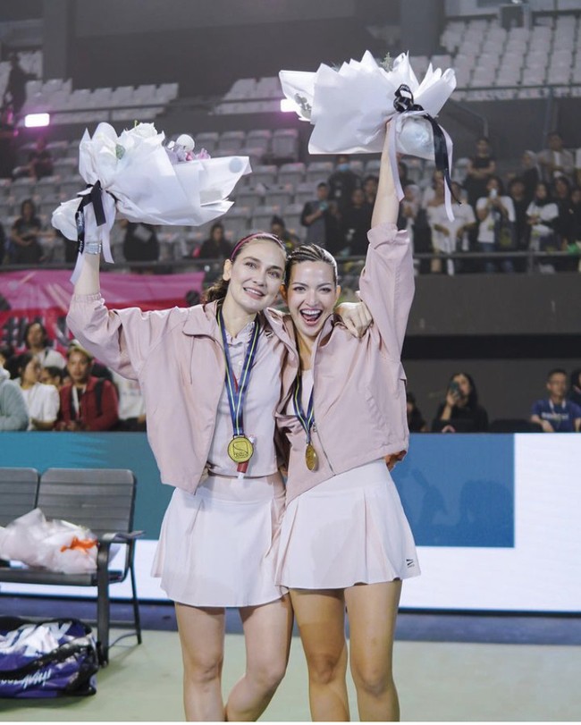 Belum lama ini Nia Ramadhani jadi perhatian setelah memenangkan pertandingan tenis bersama Luna Maya. Keduanya berhasil mengalahkan Nagita Slavina dan Gege Elisa di pertandingan Lagi-lagi Tenis. Foto: Dok. Instagram Nia Ramadhani