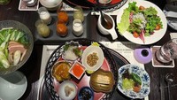 Menjelang malam, Nikita Willy dan Indra Priawan pilih makan malam menu set khas Jepang. Komplet ya! Foto: Instagram/nikitawillyofficial94