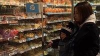 Tanpa bantuan suster atau pengasuh, Nikita Willy mengurus sendiri segala kebutuhan Issa. Termasuk saat belanja kebutuhan makanan walaupun sedang berada di Eropa. Foto: Instagram/nikitawillyofficial94