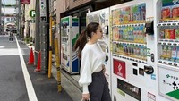 Minuman dari vending machine menjadi penyelamat saat kepanasan. Beberapa minuman menyegarkan dibelinya untuk melepas dahaga. Foto: Instagram/nikitawillyofficial94