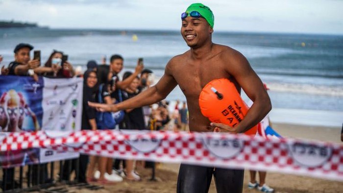 Perenang nasional dan olympian, Fadlan Prawira, juara kategori 2km overal Oceanman Indonesia 2022.