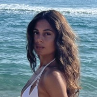 Eksis di Instagram, Claire kerap mengunggah foto-foto seksinya. Pose dengan busana minim menjadi andalan. (Foto: Instagram/@clairegrossman)