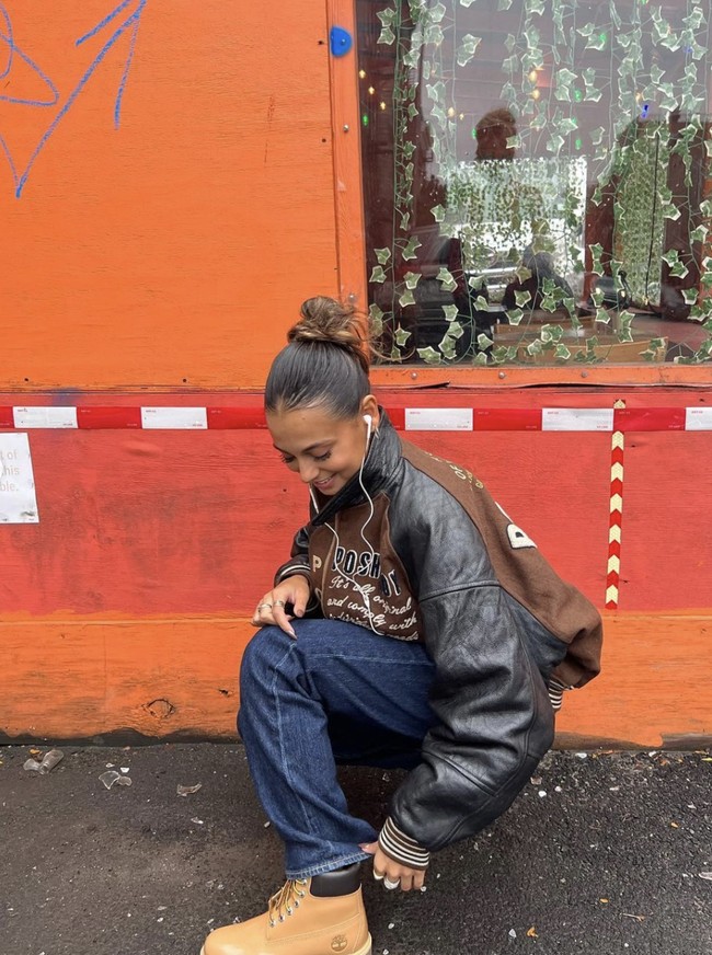 Walau suka bergaya seksi, Claire ternyata juga sesekali tampil boyish dengan gaya yang maskulin. (Foto: Instagram/@clairegrossman)