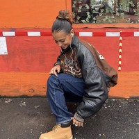 Walau suka bergaya seksi, Claire ternyata juga sesekali tampil boyish dengan gaya yang maskulin. (Foto: Instagram/@clairegrossman)