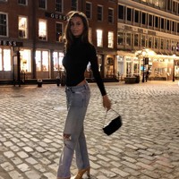 “Mason dan Claire makin dekat beberapa bulan terakhir dan punya teman yang sama. Mereka sama-sama suka fashion dan kerap tukeran foto penampilan,” kata seorang sumber. (Foto: Instagram/@clairegrossman)