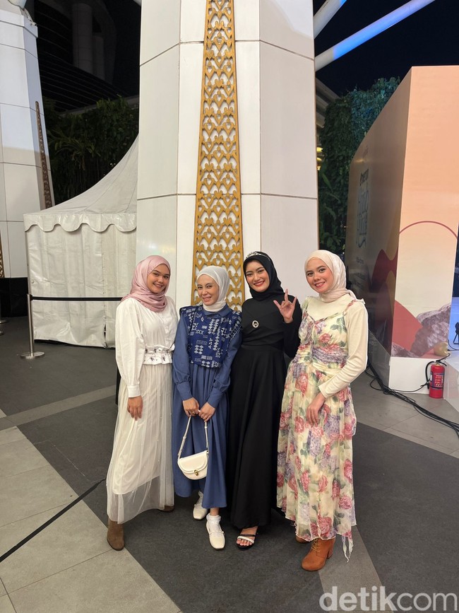 Para alumni Hijab Hunt dari Bandung, hadir dan membagikan kisahnya kepada para audisi. Ialah Devi Handayani, Tamara Sayidina, Sabine F. Sayidina, dan Adinda Meita Putri. Keempat alumni Hijab Hunt ini mengungkapkan pengalamannya dulu sejak awal audisi dan perubahan yang mereka rasakan setelah mengikuti ajang ini. Foto: Gresnia/Wolipop.