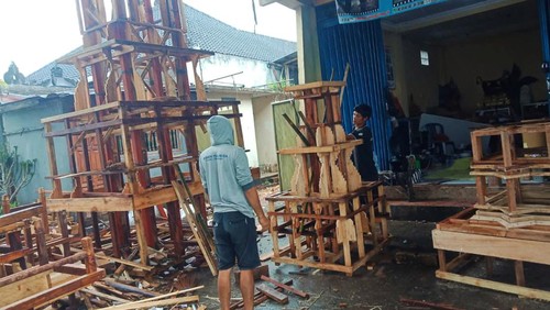 Para perajin Bade yang ada di Kelurahan Padangkerta, Kecamatan/Kabupaten Karangasem sedang menyelesaikan orderan, Sabtu (1/7/2023). (I Wayan Selamat Juniasa)