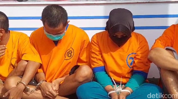 Pasutri spesialis curanmor di Probolinggo saat diamankan polisi