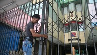 Diketahui, ratusan pedagang mengosongkan toko untuk pindah ke tempat penampungan sementara untuk dilakukan pembangunan revitalisasi New Plaza Bogor.
