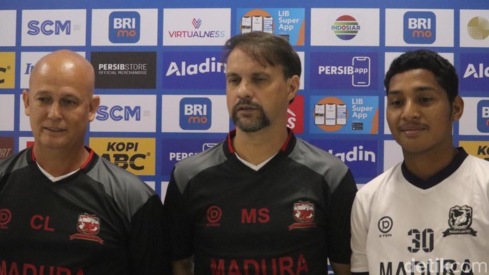 Pelatih Madura United.