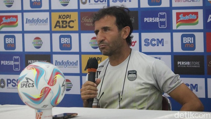 Pelatih Persib Bandung Luis Milla.