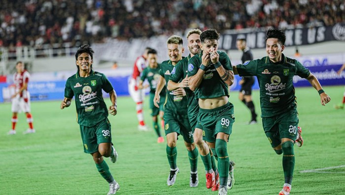 Pemain Persebaya, Bruno Moreira merayakan gol yang dicetaknya