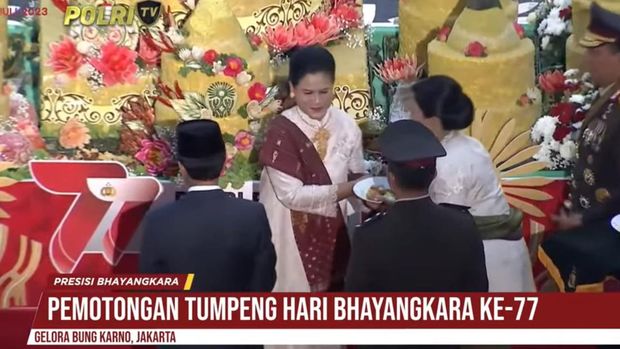 Pemotongan Tumpeng di Acara Hari Bhayangkara ke-77