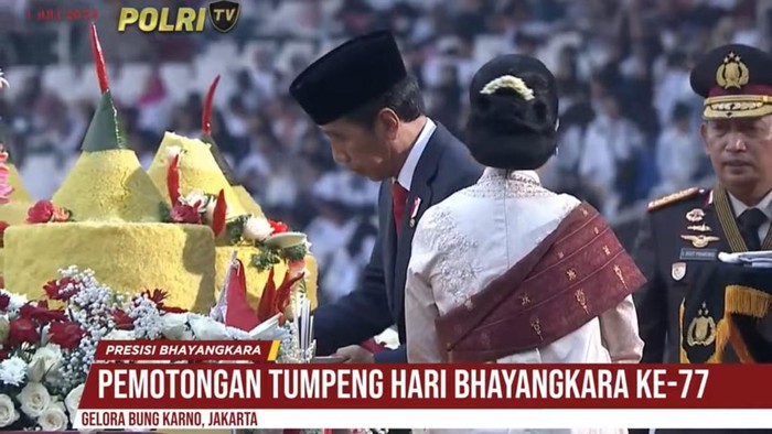 Pemotongan Tumpeng di Acara Hari Bhayangkara ke-77