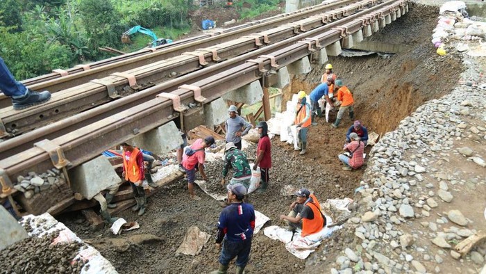 Penampakan rel kereta api yang terdampak longsor