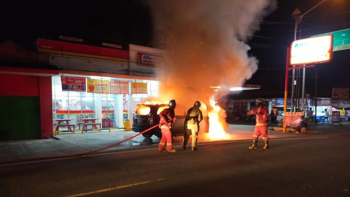 Petugas Damkar sedang memadamkan mobil warga yang tiba-tiba terbakar di Pangandaran,