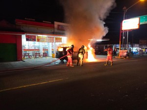 Aksi Damkar Padamkan Mobil Warga yang Tiba-tiba Terbakar di Pangandaran