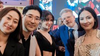 Mereka merasa iri Pevita bisa berkesempatan foto bareng idola banyak orang tersebut. Foto: instagram Pevita Pearce