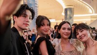Event yang sama rupanya juga dihadiri oleh aktor Thailand Phuwin Tangsakyuen. Interaksi keduanya pun dibagikan ke media sosial. Foto: instagram Pevita Pearce