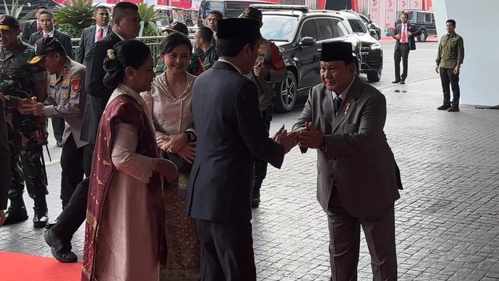 Prabowo menyambut Jokowi Prabowo menyambut Jokowi