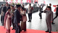Prabowo sempat menyambut dan memberikan salam hormat saat Jokowi tiba di lokasi. Prabowo lalu mendampingi Jokowi beriringan memasuki area acara. (dok.Istimewa)
