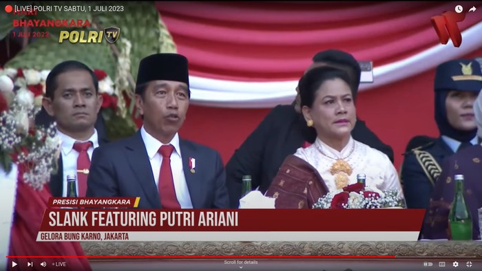 Presiden Jokowi saat ikut menyanyi