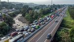 Terkini! Antrean Kendaraan di Jalur Puncak Mengular Panjang