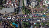 Foto drone memperlihatkan antrean kendaraan yang mengular panjang.