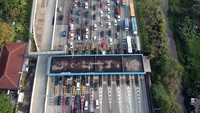 Foto udara kepadatan kendaraan di pintu keluar gerbang Tol Ciawi menuju kawasan wisata Puncak, Kabupaten Bogor, Jawa Barat, Sabtu (1/7/2023).