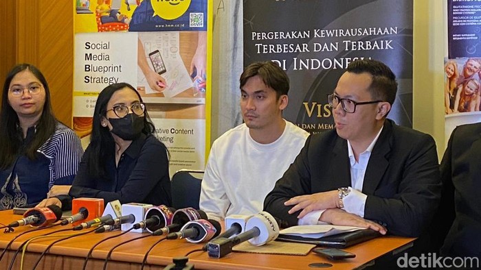 Rendy Kjaernett dan tim kuasa hukumnya menggelar konferensi pers di kawasan Cideng, Jakarta Pusat, terkait isu perselingkuhannya dengan Syahnaz Sadiqah.