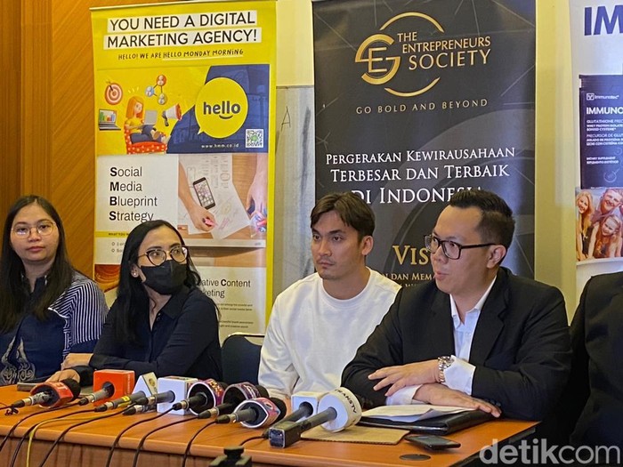 Rendy Kjaernett dan tim kuasa hukumnya menggelar konferensi pers di kawasan Cideng, Jakarta Pusat, terkait isu perselingkuhannya dengan Syahnaz Sadiqah.