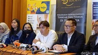 Kemunculan Rendy Kjaernett dalam jumpa pers di kawasan Cideng, Gambir, Jakarta Pusat, Sabtu (1/7/2023). Foto: Febri/detikHOT