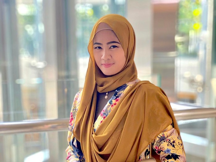 Mengawali karier digitalnya lewat platform BlackBerry Messenger bertahun-tahun lalu, perjalanan Rina Mariyana ke TikTok terbilang panjang dan berliku.