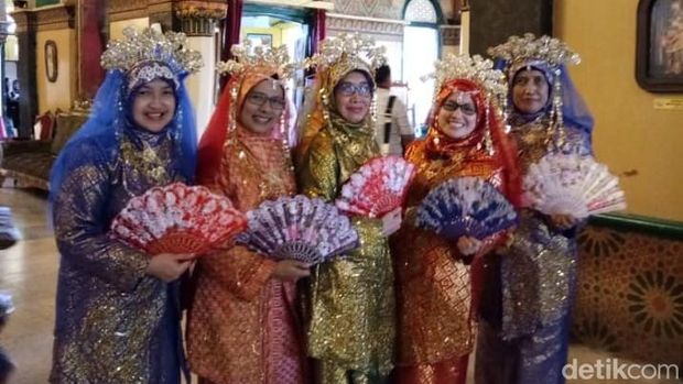 Rombongan pengunjung memakai pakaian Melayu