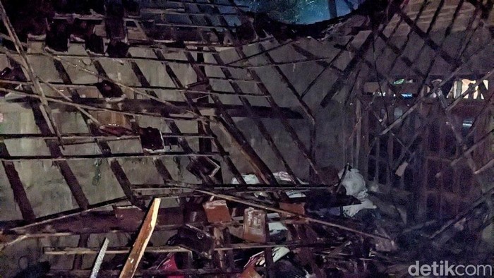 Rumah milik Ahmad Nurrohman di Trenggalek ambruk setelah diguncang gempa berkekuatan 6,4 magnitudo yang berpusat di Bantul, Yogyakarta. Keluarga korban tak menyangka sebagian rumahnya hancur.