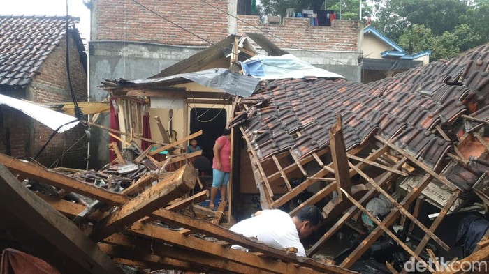 Rumah Slamet warga Trenggalek yang sempat miring diguncang gempa Bantul akhirnya ambruk.