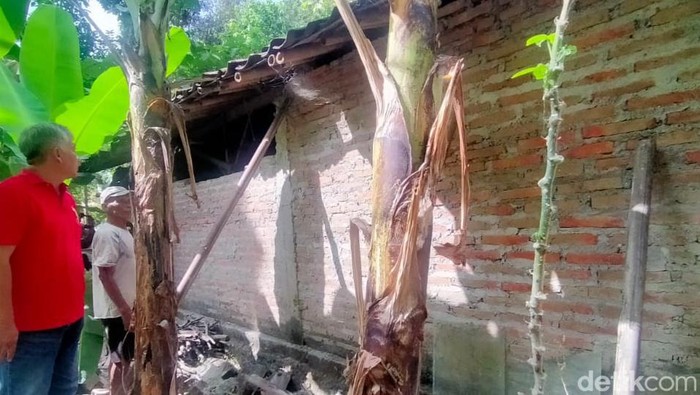 Rumah Tarso di Karangpakel, Klaten, nyaris ambruk digoyang gempa Bantul 30 Juni 2023. Akibatnya Tarso dan istrinya mengungsi karena rumahnya nyaris ambruk.