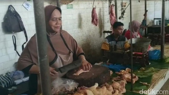Salah satu pedagang daging ayam ras di Kota Pasuruan.