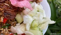 Acar di Nasi Goreng Upiak menggunakan irisan kol dan mentimun yang diiris tipis, tanpa wortel atau cabe rawit.  Foto: detikFood