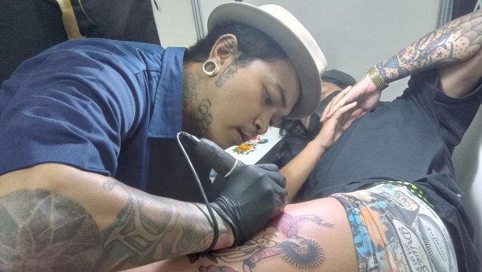 Seniman tato sepakat orisinalitas gambar dan alat yang steril penting dalam mengaplikasikan seni visual di atas kulit tubuh sebagai media tato.