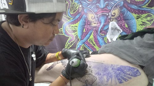 Seniman tato mengeluhkan risiko profesinya, mulai dari meladeni permintaan customer ditato di bagian intim dan tertipu customer hingga jutaan rupiah.