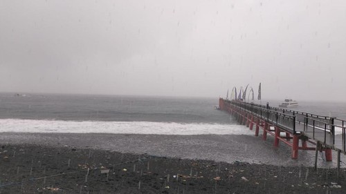Situasi Pelabuhan Kampung Kusamba Klungkung berkabut mengakibatkan jarak pandang terbatas hingga penyeberangan menggunakan faast boat ditunda sementara, Sabtu (1/7/2023). (Foto: Istimewa)