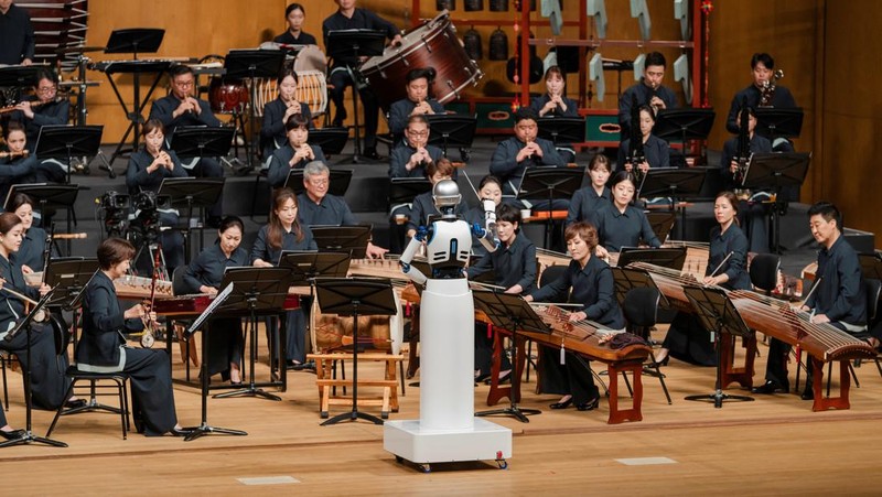 An android robot, EveR 6, is seen as it took the conductor's podium to lead a performance by South Korea's national orchestra with human conductor Choi Soo-yeoul, in Seoul, South Korea, June 30, 2023, in this handout picture. National Theater of Korea/Handout via REUTERS    THIS IMAGE HAS BEEN SUPPLIED BY A THIRD PARTY. MANDATORY CREDIT. NO RESALES. NO ARCHIVES