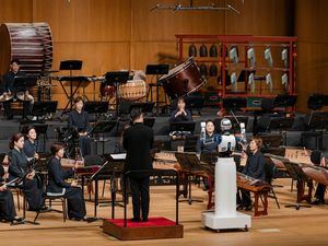 Robot Humanoid Pimpin Pertunjukkan Orkestra Nasional di Korea Selatan