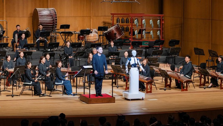 An android robot, EveR 6, is seen as it took the conductors podium to lead a performance by South Koreas national orchestra with human conductor Choi Soo-yeoul, in Seoul, South Korea, June 30, 2023, in this handout picture. National Theater of Korea/Handout via REUTERS    THIS IMAGE HAS BEEN SUPPLIED BY A THIRD PARTY. MANDATORY CREDIT. NO RESALES. NO ARCHIVES